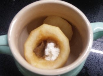 step2: 將陳皮，冰糖及川貝粉放係雪梨入面