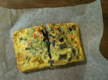 step4: 將步驟1的料理紙放在砧板上，再將步驟3的彩蛋放上，對切，兩人份彩蛋也完成了。