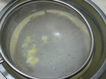 step7: 接著過篩，除去布丁液中的雜質。