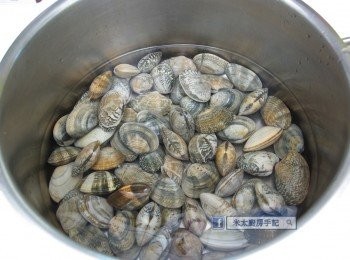 step1: 把蜆(蛤蜊)洗淨放入煲加水蓋面，放1茶匙鹽拌勻。靜置最少2小時讓蜆把沙吐出。