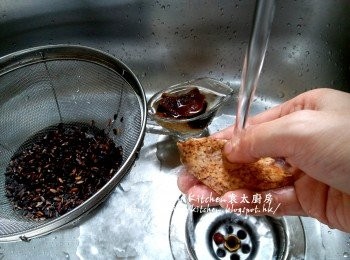 step2: 浸好的紅豆再沖洗多次及瀝乾 , 黑糯米亦用水沖洗及瀝乾 , 果皮沖洗刮去囊撕成細片