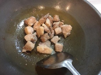 step2: 炒鍋放入少許油，以小火慢炒豬肉2分鐘
