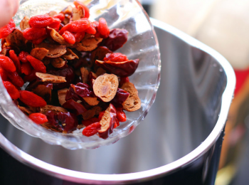 step2: 紅棗去核，和枸杞一起放入豆漿機