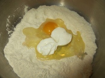 step2: 将所有材料拌匀，(除了芝麻外）,拌匀后轻手搓匀，