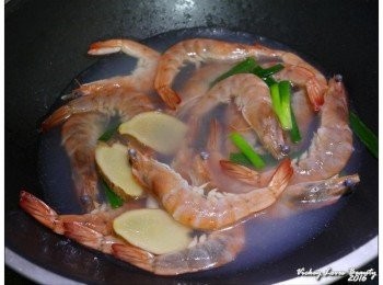 step3: 待水滾沸之後放蝦子