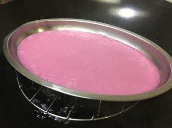 step13: 至第一層凝固後再加入另一顏色粉漿，再蒸3-4分鐘，如此類推至滿，約8-9層
最後滿後蒸5-6分鐘即成