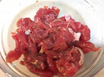 step1: 先將牛肉片洗淨印乾水，加少許生抽、雞粉、糖、胡椒粉、麻油、紹酒、生粉醃約15分鐘