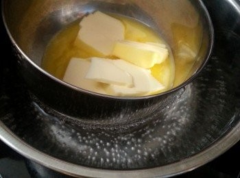 step1: 先做皮部份:將牛油用熱水座溶灘凍