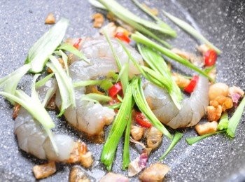 step2: 先將豬油、油蔥下鍋加熱，白蝦與辣椒末和大蒜片拌炒至蝦身變紅