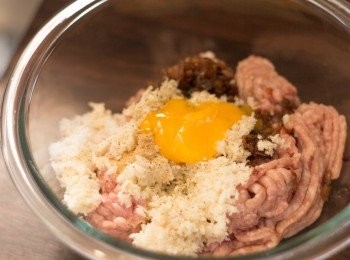 step5: 豬肉漢堡扒做法 - 免治肉加入除日式料理酒以外所有材料拌勻