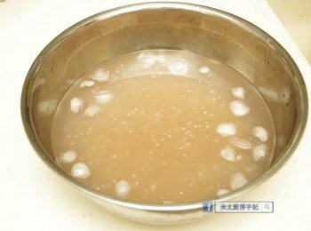 step2: 用筲箕把煮西米的水隔去，把西米放入一盤冰水中冷卻，再用筲箕把水隔去。