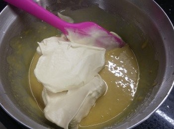 step4: 將1/3蛋白霜加入蛋黃糊拌勻
再將蛋黃糊倒入蛋白霜拌勻，唔可以攪太耐