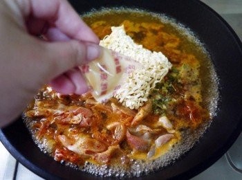 step3: 肉片略炒後加2碗的水，放入麵與調味包(調味包只需一半的量)，麵熟後撈起放入碗中備用