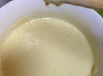 step7: 麵粉適量加雞蛋一個，鹽、五香粉和兩指的泡打粉，加少量的水調成麵糊，不要太稀和太稠。