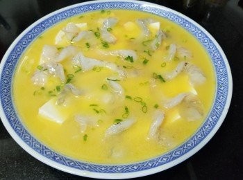 step7: 將雞蛋打好，加入1：1.5的水，放入蟹柳，雞粉，胡椒粉，麻油，辣椒碎倒入豆腐中，將豆腐平均擺放