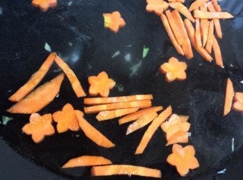 step1: 燒熱一鍋水，將椰菜及紅蘿蔔煮熟至軟，盛起，備用