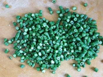 step2: 先將青豆角切粒備用。