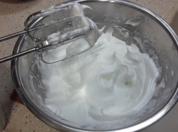 step3: 分二次加入砂糖30gm，繼續打發至旦白尾部呈微彎曲狀態。