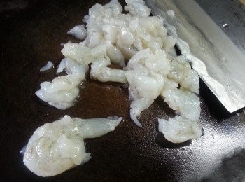 step3: 取出80g蝦肉切粒,其餘蝦肉用刀背拍扁後剁碎