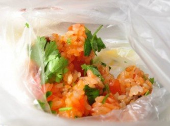 step8: 讓香甜米飯稍涼後，再取出塑膠袋放入適量甜米飯且加入香菜末搓柔均勻