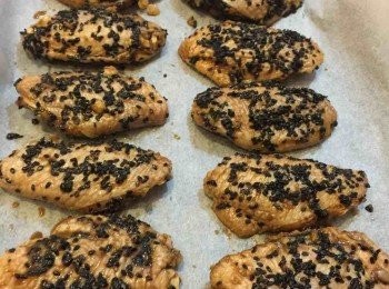 step2: 醃好的<a href="https://bit.ly/3zHU5V3" target="_blank" data-keyword="雞翼" class="guide-link"><strong>雞翼</strong></a> <span style="display:inline-block;vertical-align:middle;margin-top:-3px;color:initial;border-radius:3px;padding:2px 3px;font-size:12px;line-height:14px;background:#87d300;color:#fff;">即買</span> 瀝走多餘醬汁，然後沾上黑芝麻。用預熱了180度的焗爐，放中層焗18至20分鐘即可。