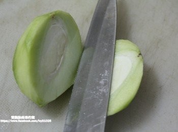 step4: 切開青芒果時，可以看到青芒果果實中間的蕊心。