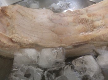 step1: 先煲熱水水份需過豬腩肉,加<span class="group_3">汆水</span>料汆十分鐘。將豬腩放入冰塊水盆內浸約十分鐘。