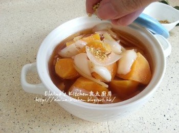 step8: 將材料盛起放入碗內 , 灑上預先留起灑面用的桂花糖即可