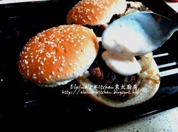 step17: 先放上洋蔥烤菇 , 淋上醬汁 , 再放上漢堡扒 , 再灑上芝士碎即成