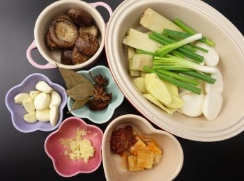step1: 冬菇、枝竹浸泡發好，蒜子去衣切成蒜蓉，薑片、蔥段、馬蹄去皮及竹蔗破切備用。