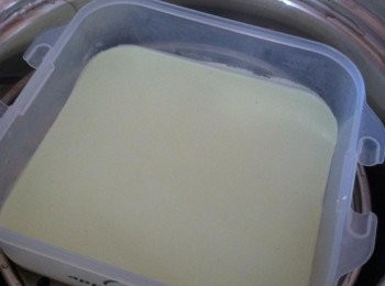 step2: 將檽米粉加入斑斕汁香蔥油，攪拌均勻。靜待30分鐘。