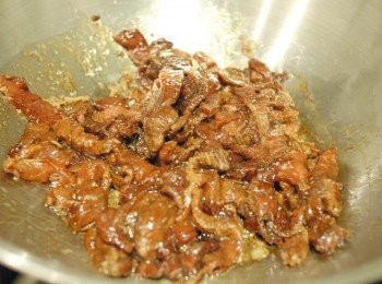 step2: 熱鑊後下油，先快炒牛肉至半熟，然後盛起備用