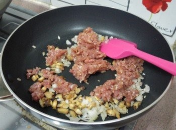 step3: 同時下菇粒及肉末， 轉用爆炒至肉末熟透 (愛吃辣的可在此時加入辣椒粒同炒)