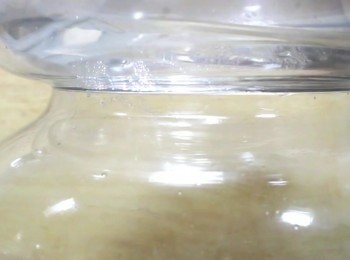 step1: 泡菜醰 的迷思。。。
泡菜醰有密封及透氣的功能, 古時的智慧真的很了不起。
剛開始製作四川泡菜的人, 不多不少會以為必須有它才能成事。其實上, 密封不是必要條件; 善用我們的冰箱, 其實也達到保留泡菜水的功效。用小瓶製作, 收納也很方便。
在整集中, 我們只會用到一個600ml, 一罐裝容器