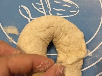 step6: 再將另一端放進已壓扁的一端再包好，令麵糰成為圓環。