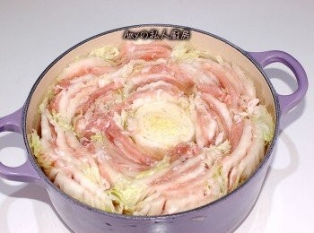 step4: 倒入高湯或水加入鹽調味(高湯只需倒大白菜的1/2高度即可,大白菜經過燉煮會出水)