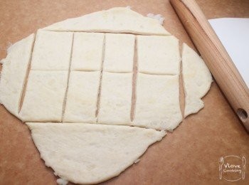 step6: 粉團桿成0.5 cm厚(大約啦~) 用刀切成長方型/ 按個人喜好用曲奇模造型