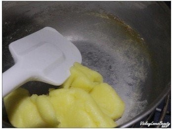 step3: 麵糊在加熱時需不停的攪拌，直至至鍋底好像有一層薄膜，而且整個麵糰會成糰後離火。