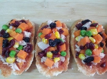 step5: 把蔓越莓乾和葡萄乾也舖上