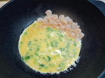 step4: 下蛋液.稍凝固後再翻動.