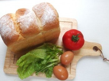 step1: 吐司可自己製作或購買市售的,蕃茄切片備用。吐司切片備用。