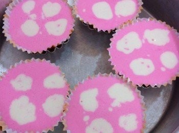 step4: 取出烘培紙杯10個，把攪拌好的色素麵糊倒入紙杯中，約8分滿。
然後用湯匙慢慢倒入白色麵糊在四個角落