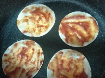 step6: 再返轉另外一面，較超細火，在餃子皮搽上適量茄膏