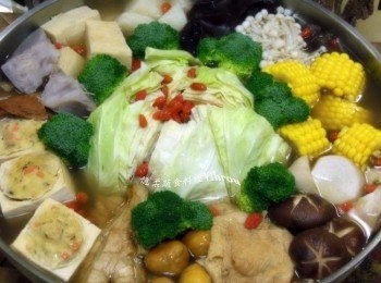 step3: 加入<span class="group_3">材料2</span>煮軟.再加入<span class="group_4">材料3</span>煮熟.最後放入<span class="group_5">材料4</span>煮滾加入<span class="group_6">調味料</span>.取一寬口鍋先放入蒸好的高麗菜和湯汁.再依序加入煮好的食材.繼續慢火滾煮