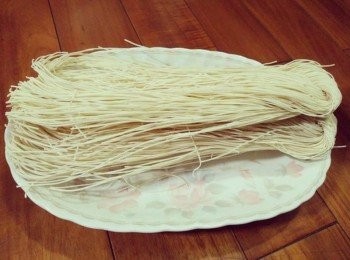 step2: 鍋中加水煮沸，放入澎湖西衛麵線【澎湖名產】，滾水約略煮3-5分鐘後，至澎湖西衛麵線【澎湖名產】浮起水面，即可撈起，