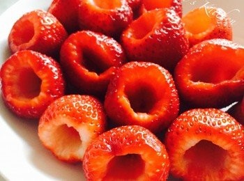 step1: 士多啤梨去椗，用刀挖空中間白色部分。