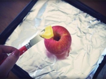 step3: 烤盤上墊一張鋁箔紙~可以包住蘋果的大小!!! 將奶油塞進中間~~~適量即可!!! 太多會太油喔!!!