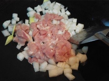 step7: 先下一茶匙油起鑊，再舀走多餘油份，

下薑片冬瓜粒炒約1分鐘 再下冬菇和瘦肉炒至8成熟，盛起待用