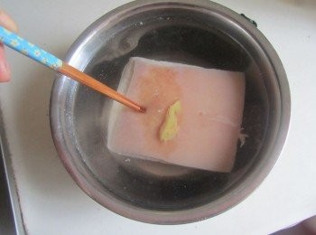 step4: 撈出來放入冷水中浸泡；