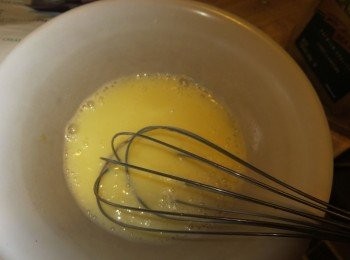 step3: 再加入牛奶和菜油拌匀。